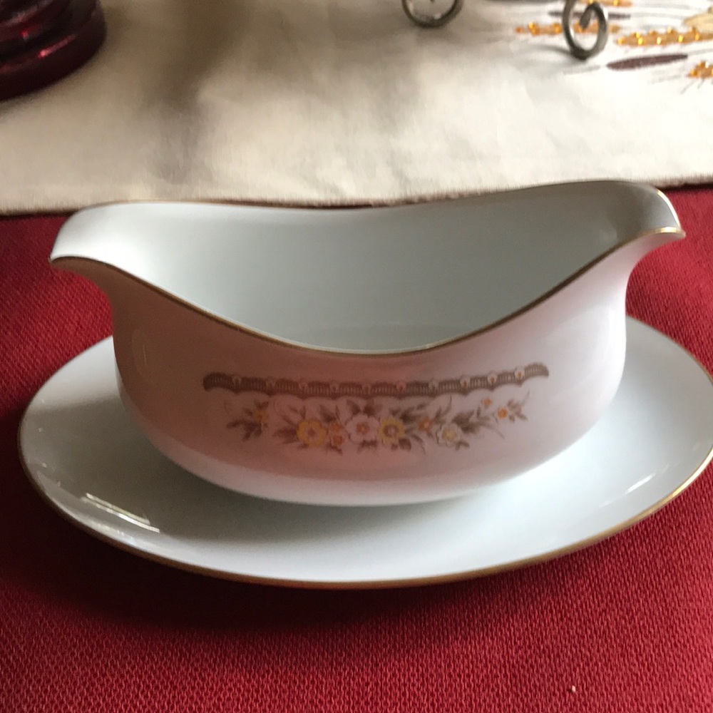 EKCO Int. Golden Autumn Fine China Japan Gravy Boat with attached Underplate